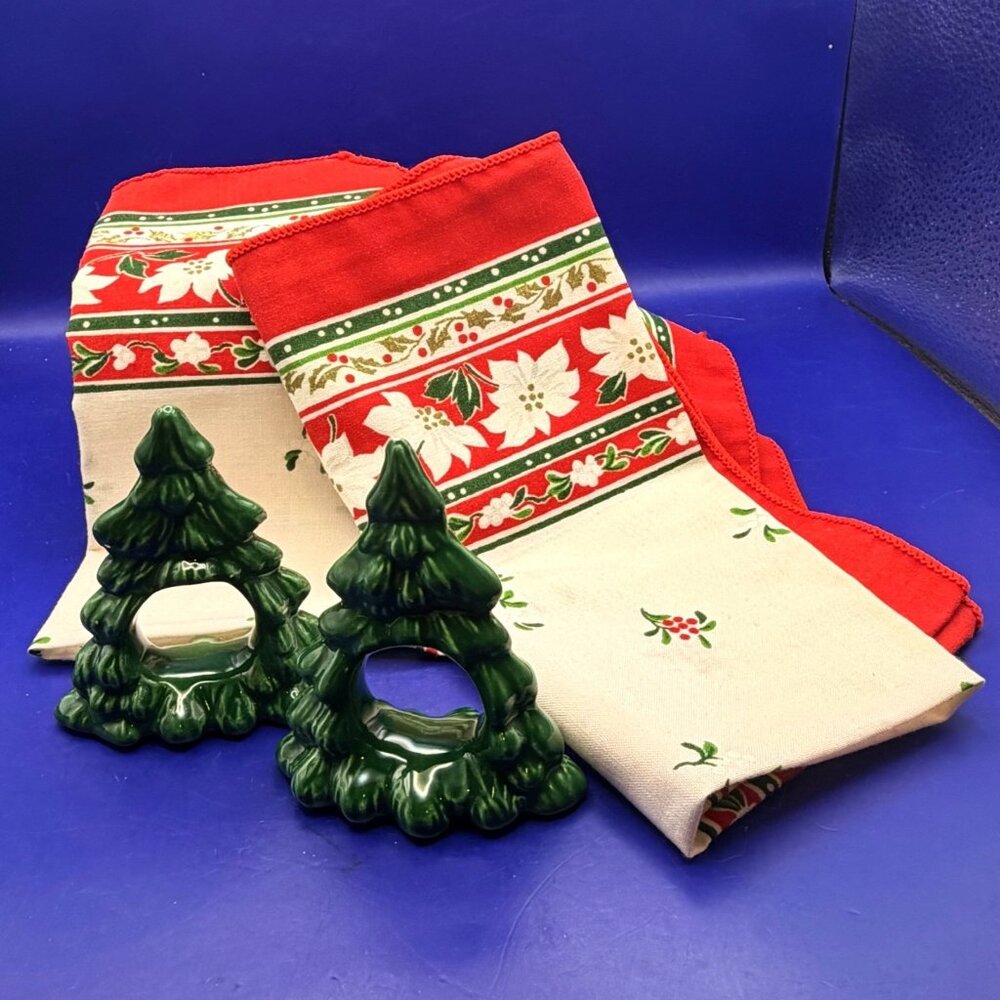 Pair Christmas Tree Napkin Rings Poinsettia Cloth Napkins 4pc Set MCM VTG 1970's